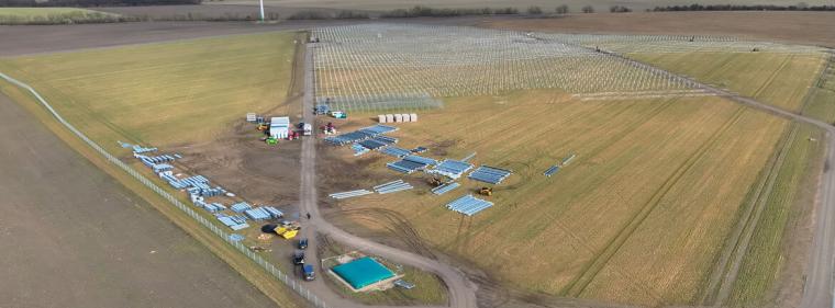 Enerige & Management > Photovoltaik - Bauarbeiten für Agri-PV-Großanlage in Brandenburg laufen