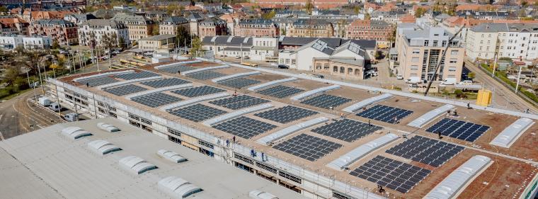 Enerige & Management > Photovoltaik - Dresdner Straßenbahn parkt unter Solarmodulen