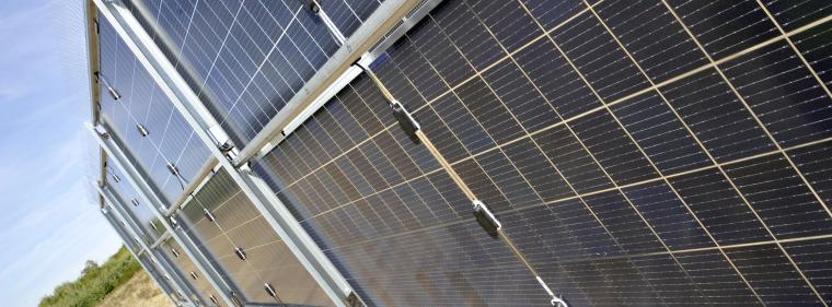 Enerige & Management > Photovoltaik - Frankfurter Flughafen installiert vertikale Solaranlagen 