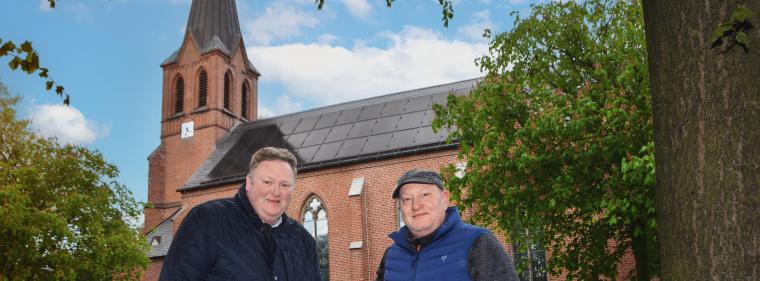 Enerige & Management > Photovoltaik - In Dersum kommt der Strom jetzt vom Kirchendach