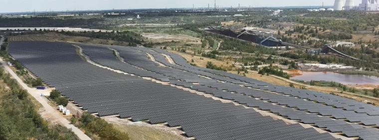 Enerige & Management > Photovoltaik - Treppenartiger Solarpark zieht in Braunkohle-Tagebau