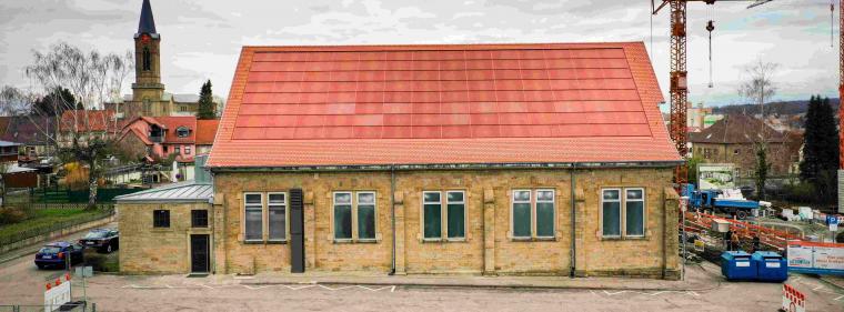 Enerige & Management > F&E - Rotes Solardach für Turnhalle in Eppingen
