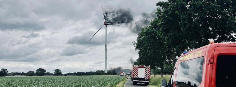Enerige & Management > Windkraft Onshore - Brennende Windkraftanlage legt Zugverkehr stundenlang lahm