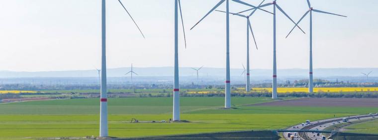 Enerige & Management > Windkraft - Turbine lässt Flügel hängen und legt Verkehr lahm