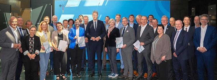 Enerige & Management > Klimaschutz - Expertenforum übergibt Vorschläge für Klimaschutz im Verkehr