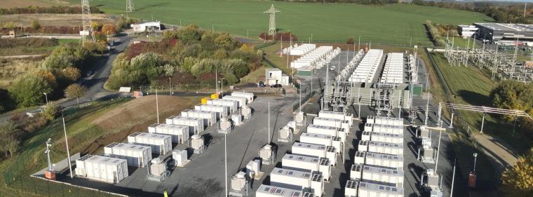 Enerige & Management > Stromspeicher - Großbatterie mit 137,5 MW in Alfeld am Netz