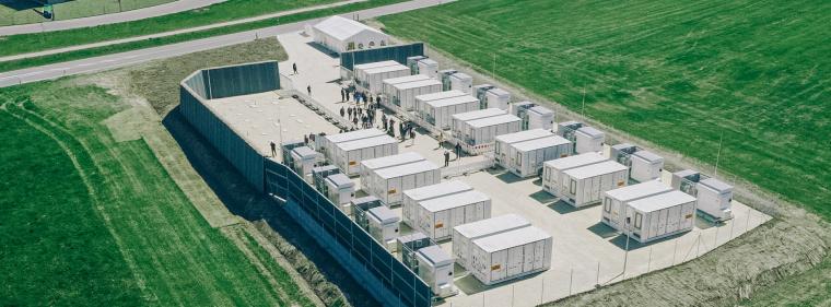 Enerige & Management > Stromnetz - LEW schließt ersten &bdquo;netzneutralen&ldquo; Großspeicher ans Netz an