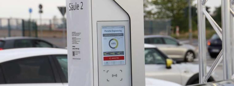 Enerige & Management > Elektrofahrzeuge - Wenn das E-Auto an der Ladesäule selbst bezahlt