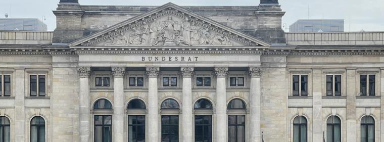Enerige & Management > Politik - Gespaltene Reaktionen auf Milliardenpaket für Infrastruktur