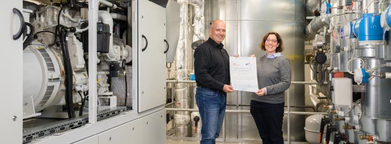 Enerige & Management > BHKW Des Jahres  - Urkunde "BHKW des Jahres" in Erlangen überreicht