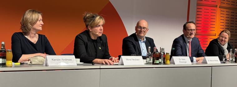Enerige & Management > E-World 2026 - &bdquo;Da muss Druck auf den Kessel&ldquo;