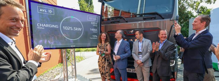 Enerige & Management > Elektrofahrzeuge - Daimler Trucks will öffentliche Ladeinfrastruktur ergänzen