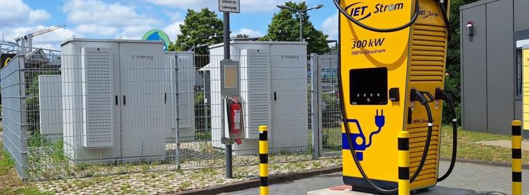 Enerige & Management > Elektrofahrzeuge - Batteriespeicher füttert Hamburger Schnellladesäule