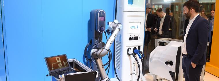 Enerige & Management > Elektrofahrzeuge - Roboter lädt automatisch