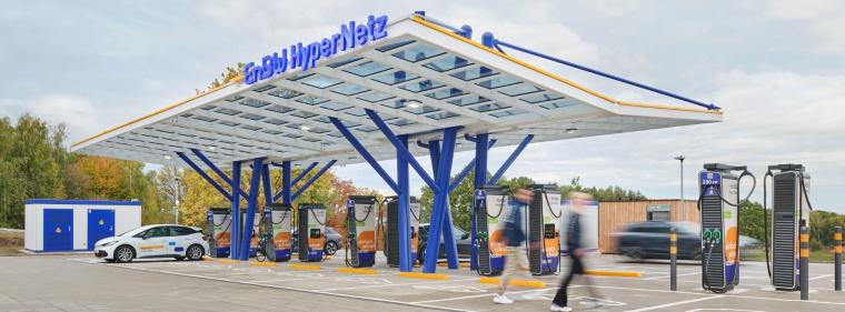 Enerige & Management > Ladeinfrastruktur - EnBW koppelt Ladepark mit unsichtbarer PV-Anlage