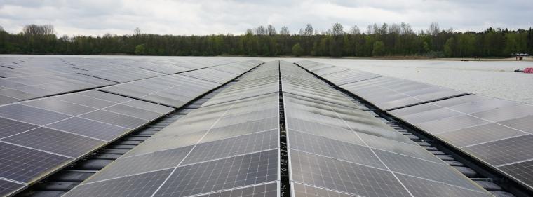 Enerige & Management > Photovoltaik - Für mehr Solarparks auf Grünland und Seen
